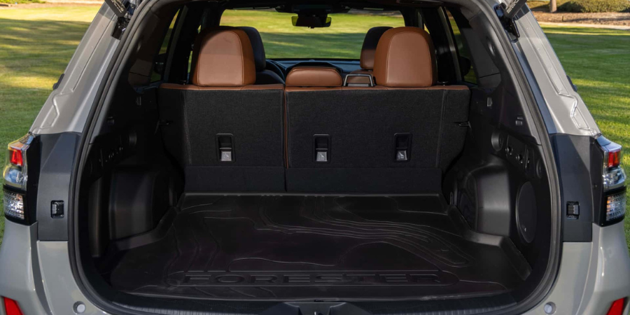 Phía sau xe Subaru Forester 2025