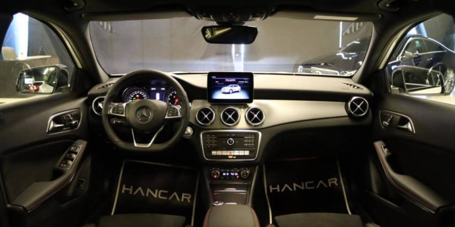 Bên trong xe Mercedes-Benz GLA 200