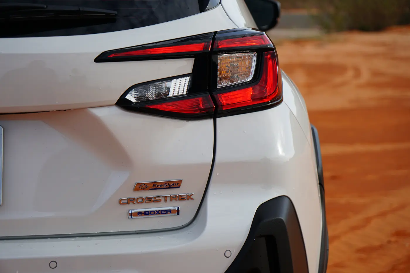 Ngoại thất Subaru Crosstrek — Cụm đèn hậu LED & huy hiệu e-Boxer