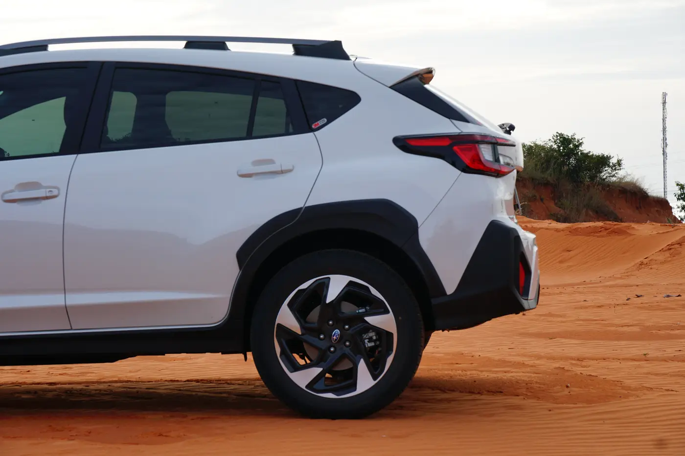 Ngoại thất Subaru Crosstrek — Đuôi xe & cánh gió thể thao